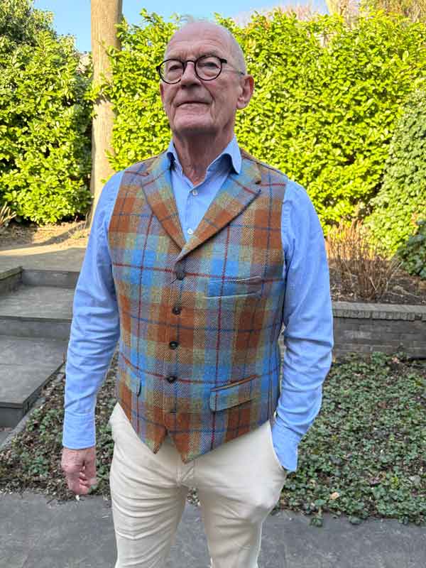 Harris_Tweed_Vestje_Wales_Met_Revers_In_Gold_Tartan